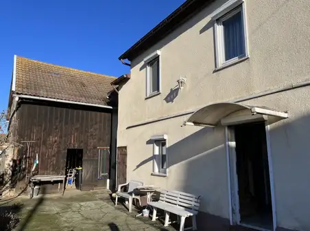 Einfamilienhaus und Scheune auf großem Grundstück in Ingersleben