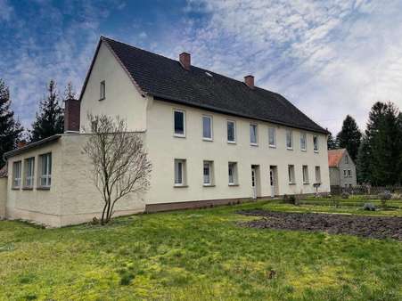 Seitenansicht - Zweifamilienhaus in 99625 Kölleda mit 352m² kaufen