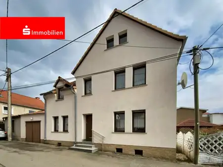  Einfamilienhaus mit saniertem Obergeschoss in zentraler Lage von Straußfurt