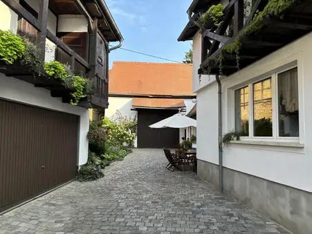 Das Leben auf dem Lande!
Traumhaftes Bauernhaus mit tollem Nebengelass direkt zum einziehen!