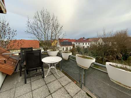 Balkon mit Südausrichtung - Dachgeschosswohnung in 99099 Erfurt mit 77m² kaufen