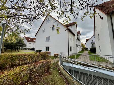 Hausansicht mit Zufahrt zur Tiefgarage Hausansicht mit Zufahrt zur Tiefgarage - Dachgeschosswohnung in 99099 Erfurt mit 77m² kaufen