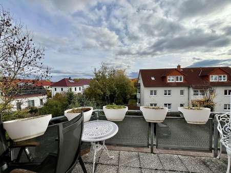 Südbalkon mit Blick auf die Nachbarschaft Südbalkon mit Blick auf die Nachbarschaft - Dachgeschosswohnung in 99099 Erfurt mit 77m² kaufen