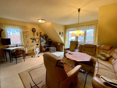 Blick in das Wohnzimmer - Dachgeschosswohnung in 99099 Erfurt mit 77m² kaufen