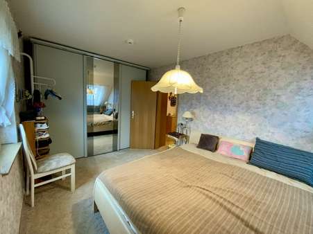 Schlafzimmer im Obergeschoss - Dachgeschosswohnung in 99099 Erfurt mit 77m² kaufen