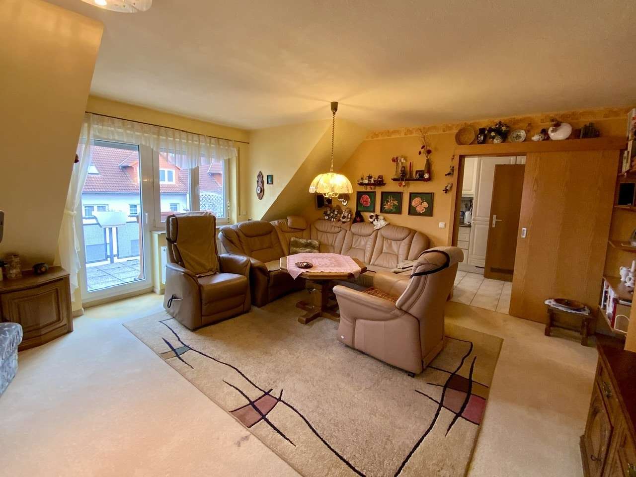 Wohnzimmer mit Zugang zur Küche und auf den Balkon - Dachgeschosswohnung in 99099 Erfurt mit 77m² kaufen