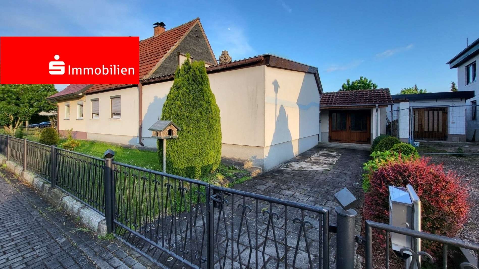 Straßenansicht im Sommer - Doppelhaushälfte in 99610 Sömmerda mit 95m² kaufen