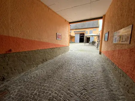 Hier können Sie einziehen!
Großes Einfamilienhaus mit vielen Möglichkeiten sucht neue Familie!
