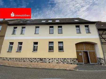 Hier können Sie einziehen!
Großes Einfamilienhaus mit vielen Möglichkeiten sucht neue Familie!