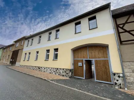 Hier können Sie einziehen!
Großes Einfamilienhaus mit vielen Möglichkeiten sucht neue Familie!