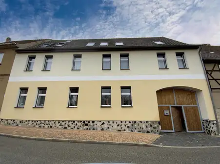 Hier können Sie einziehen!
Großes Einfamilienhaus mit vielen Möglichkeiten sucht neue Familie!