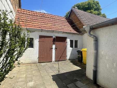 Innenhof mit Nebengelass Innenhof mit Nebengelass - Reihenmittelhaus in 99628 Buttstädt mit 85m² kaufen