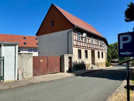 Mit eigener Zufahrt zum Hof Mit eigener Zufahrt zum Hof - Zweifamilienhaus in 99439 Am Ettersberg mit 150m² kaufen