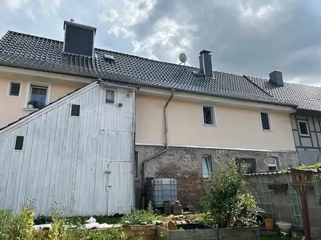 Bauernhaus mit Scheune und Nebengelass in Buhla