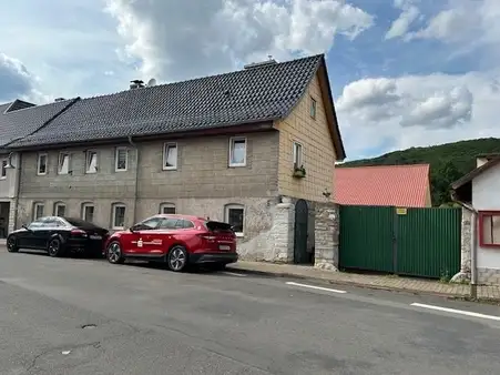 Bauernhaus mit Scheune und Nebengelass in Buhla