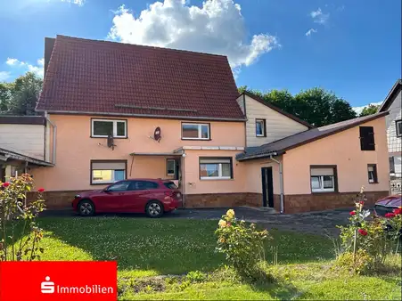 Bauernhaus mit Scheune und Grundstück