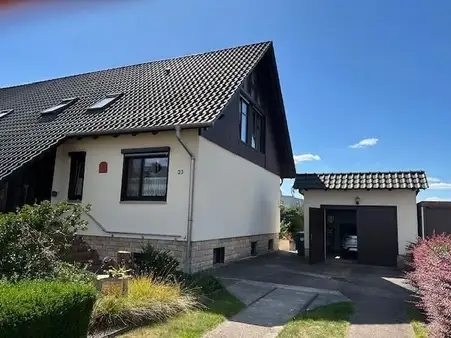 Familienfreundliches Haus mit gepflegtem Garten und großem Potenzial
