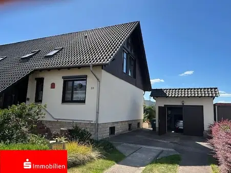 Familienfreundliches Haus mit gepflegtem Garten und großem Potenzial
