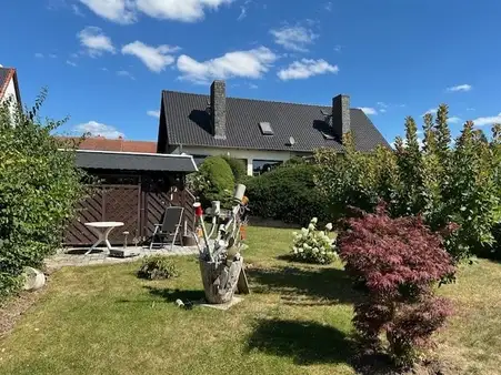 Familienfreundliches Haus mit gepflegtem Garten und großem Potenzial
