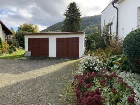 Hofansicht mit Doppelgarage - Einfamilienhaus in 99706 Sondershausen mit 209m² kaufen