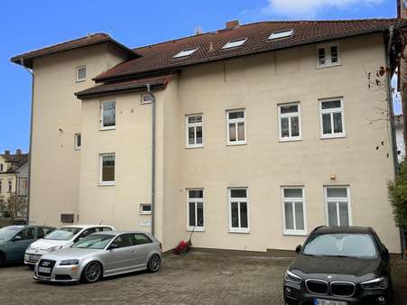 Hausrückseite / Parkplätze - Erdgeschosswohnung in 99706 Sondershausen mit 159m² als Kapitalanlage kaufen