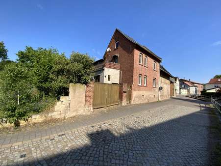 Straßenansicht mit Zufahrt zum Grundstück - Zweifamilienhaus in 99707 Kyffhäuserland mit 199m² kaufen