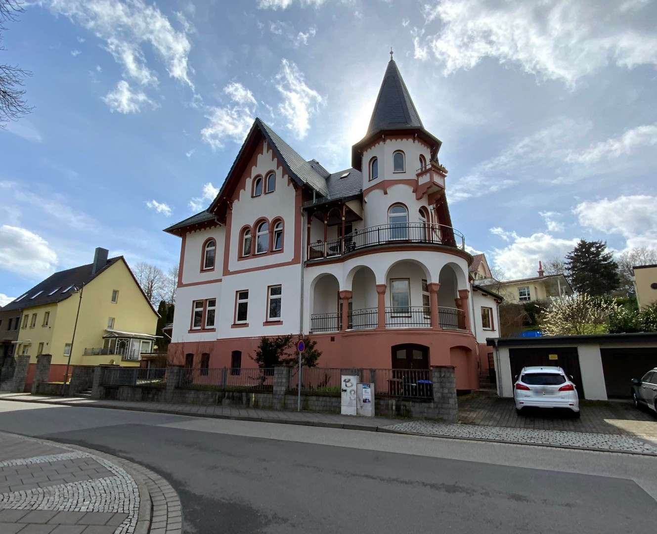 Straßenansicht vom Wohnhaus