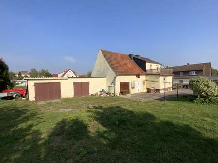 Seitenansicht mit Nebengebäude - Einfamilienhaus in 06571 Roßleben-Wiehe mit 130m² kaufen