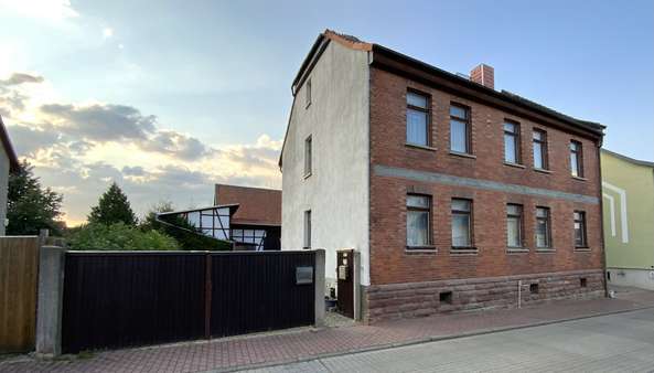 Seitenansicht - Zweifamilienhaus in 99706 Sondershausen mit 170m² kaufen