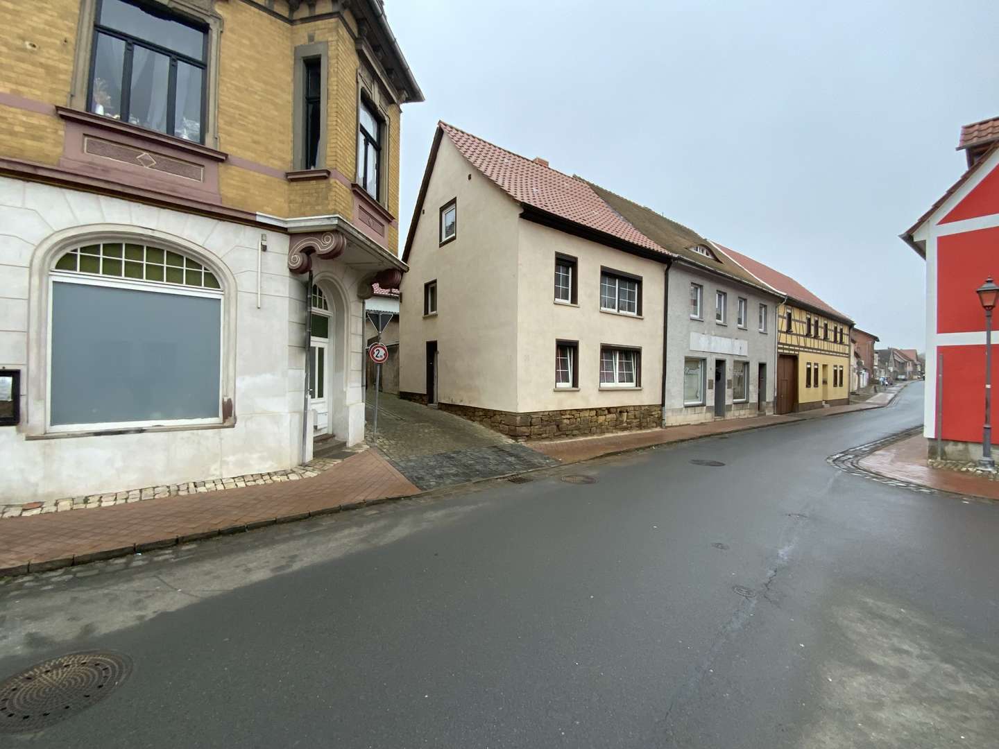 Straßenansicht mit Zufahrtsweg zum Grundstück