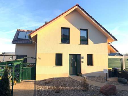 Straßenansicht / Wohnungseingang - Dachgeschosswohnung in 99706 Sondershausen mit 96m² mieten