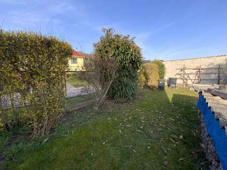 Blick vom Garten zur angrenzenden Straße - Einfamilienhaus in 06577 An der Schmücke mit 120m² kaufen