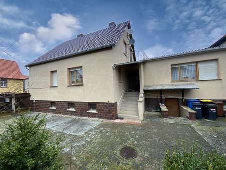 Hof mit Eingangsbereich - Einfamilienhaus in 06642 Kaiserpfalz mit 145m² kaufen