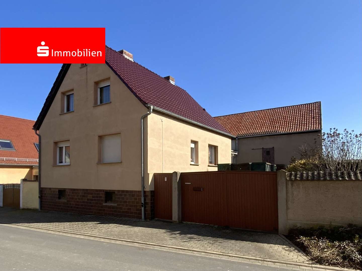 Titelbild Titelbild - Einfamilienhaus in 06642 Kaiserpfalz mit 145m² kaufen