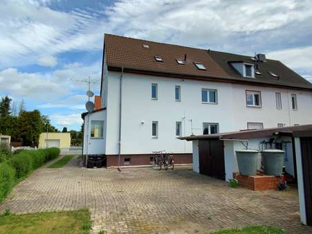 Ansicht Rückseite - Etagenwohnung in 06571 Roßleben-Wiehe mit 77m² mieten