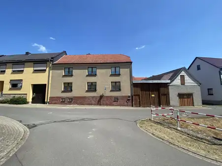 Ländliches Anwesen mit Wohnhaus und Nebengelass 