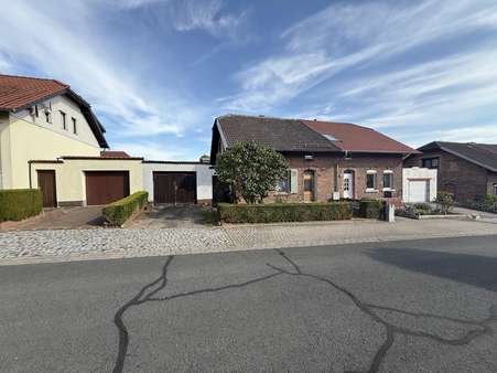 Straßenansicht - Doppelhaushälfte in 99706 Sondershausen mit 120m² kaufen
