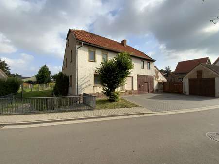 Grundstückseinfahrt mit möglichen Stellplätzen - Einfamilienhaus in 06567 Bad Frankenhausen mit 190m² kaufen