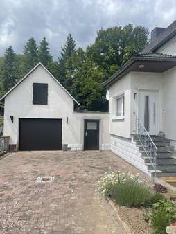 Einfahrt mit Garage - Einfamilienhaus in 99958 Tonna mit 180m² kaufen