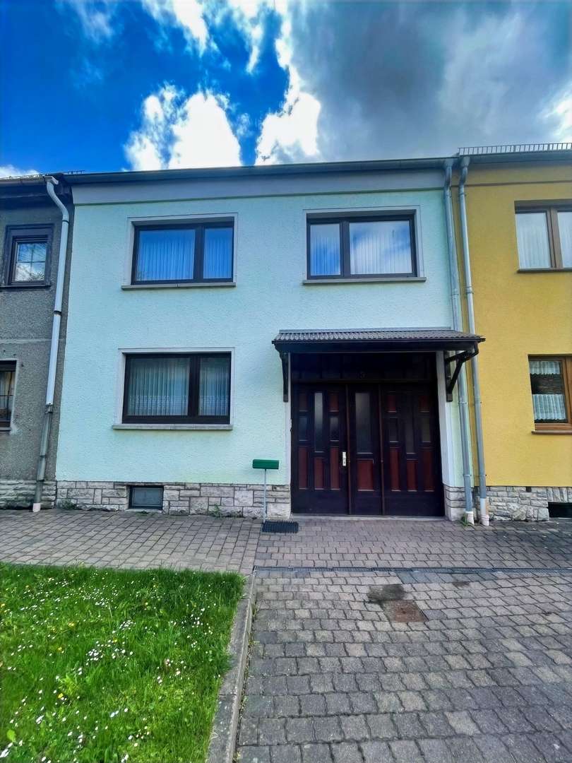 Frontansicht Straße - Reihenmittelhaus in 99955 Bad Tennstedt mit 130m² kaufen