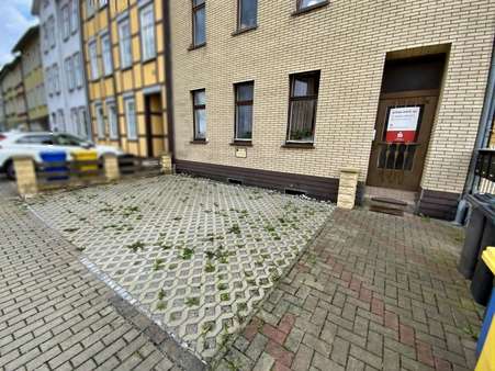 Stellplätze vor dem Objekt Stellplätze vor dem Objekt - Mehrfamilienhaus in 99974 Mühlhausen mit 192m² kaufen