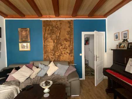 Wohnzimmer, Wohnung Erdgeschoss Wohnzimmer, Wohnung Erdgeschoss - Mehrfamilienhaus in 99947 Bad Langensalza mit 450m² als Kapitalanlage kaufen