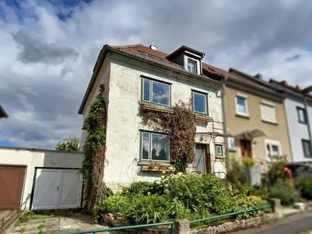 Seitenansicht mit neuem Dach - Einfamilienhaus in 99974 Mühlhausen mit 125m² kaufen