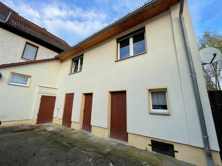 Hausansicht vom Hof aus - Doppelhaushälfte in 07554 Pölzig mit 65m² kaufen