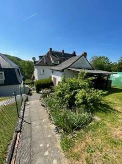 Ausblick vom Garten auf das Haus - Doppelhaushälfte in 07973 Greiz mit 130m² kaufen