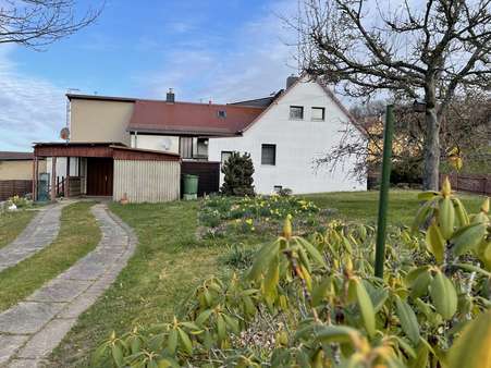 Außenansicht mit Zufahrt und Nebengelas Außenansicht mit Zufahrt und Nebengelas - Doppelhaushälfte in 07551 Gera mit 60m² kaufen