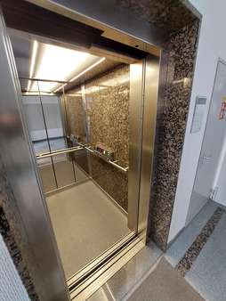 Aufzug (1) - Erdgeschosswohnung in 07973 Greiz mit 74m² mieten