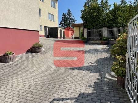 Einfahrt Einfahrt - Mehrfamilienhaus in 07958 Hohenleuben mit 241m² kaufen