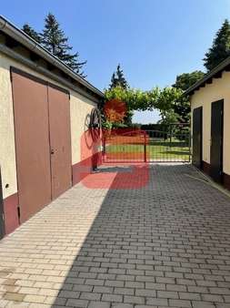 Nebengebäude / Blick zum Garten Nebengebäude / Blick zum Garten - Mehrfamilienhaus in 07958 Hohenleuben mit 241m² kaufen