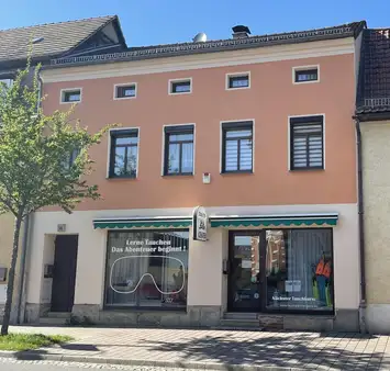 Modernes Wohn- und Geschäftshaus in zentraler Lage